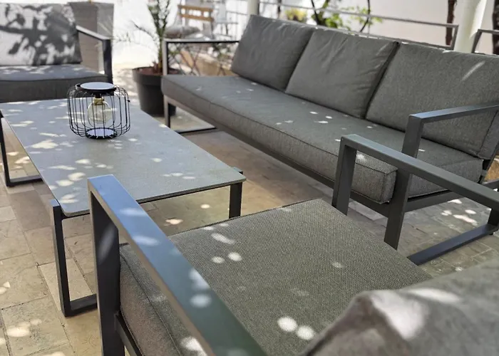 Two Flowers Luxury Apartment