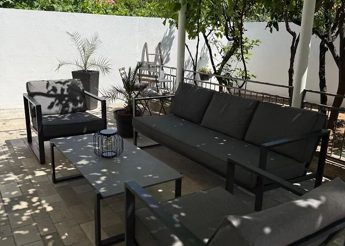 Two Flowers Luxury Apartment