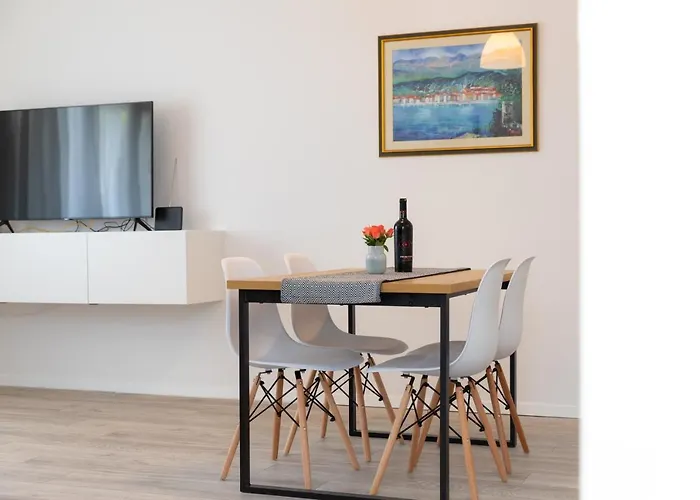 Two Flowers Luxury Apartment