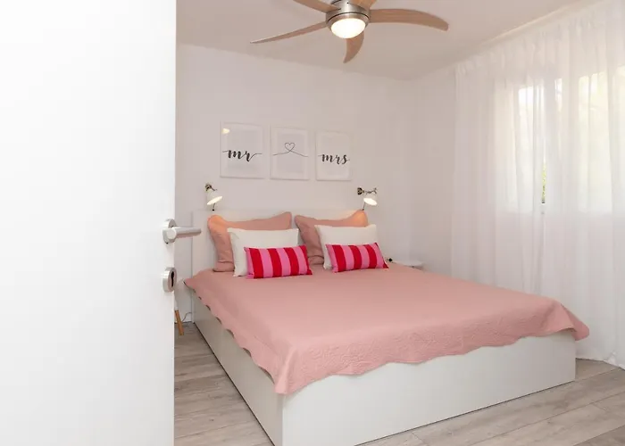 Two Flowers Luxury Apartment